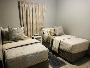 En eller flere senge i et værelse på Villa by The Vaal River + 22 billeder