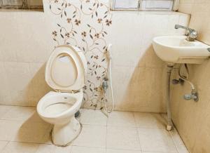 a bathroom with a toilet and a sink at Hotel Raj DUNIYA GUEST House Kalighat WB With AC OR NON AC Room in Kolkata +25 photos