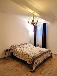 a bedroom with a bed and a chandelier at CALM & GREEN by JR City Apartments in Vienna