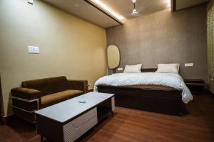 Postel nebo postele na pokoji v ubytování HOTEL DEVINE Inn + 7 fotografií