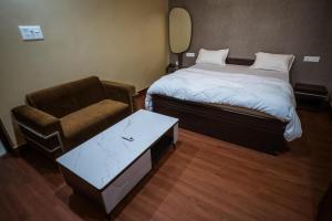 Postel nebo postele na pokoji v ubytování HOTEL DEVINE Inn