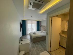 a small room with a bed and a window at Pasa Tatil Koyu in Akcaabat