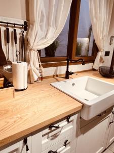 un bagno con lavandino e finestra di Villa Valeria, Casa con Cueva privada del 1748 a Requena