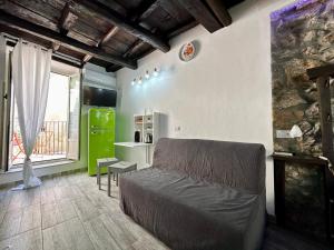 ein Schlafzimmer mit einem Bett und einem grünen Kühlschrank in der Unterkunft Osterio Holidays Cefalù in Cefalú