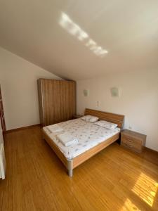 Postel nebo postele na pokoji v ubytování Apartments Ćuković