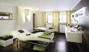 Habitación hospitalaria con 2 camas y lavamanos en Hotel Reutemann-Seegarten, en Lindau