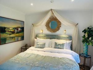 a bedroom with a bed with a mirror above it at La Casa del cavaliere in Vassmolösa