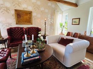 a living room with a couch and a table at La Casa del cavaliere in Vassmolösa