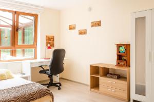 TV a/nebo společenská místnost v ubytování Cosy nest with glass veranda