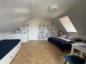a attic bedroom with two beds and a window at Pokoje Irys in Kazimierz Dolny