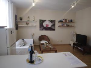 salon ze stołem i lodówką w obiekcie Apartamento Ossuna w mieście La Laguna