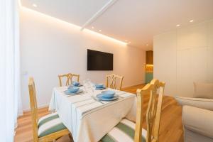 a dining room with a table and chairs at Estoril Palace - A chic getaway in Estoril