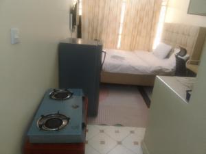 una pequeña habitación con una pequeña habitación con una cama en Kinoo Stays, en Rungiri