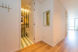 un corridoio con pareti bianche e pavimenti in legno di Estoril Palace - A chic getaway a Estoril Altre 30 foto