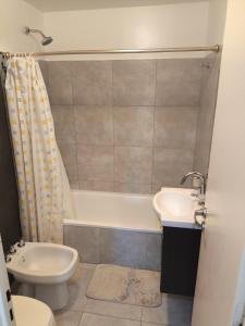 Koupelna v ubytování Departamentos Solares - Guemes