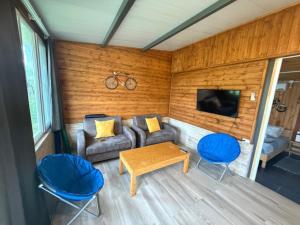 TV a/nebo společenská místnost v ubytování House & Yard Sesil Forest 90m to beach Kaprovani