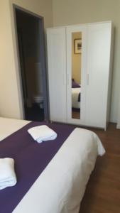 Llit o llits en una habitació de Hotel Belvue