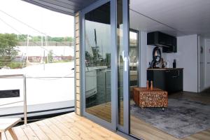Ein Balkon oder eine Terrasse in der Unterkunft Houseboat Leni, Flensburg