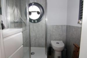 Ein Badezimmer in der Unterkunft Houseboat Leni, Flensburg