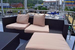 Ein Sitzbereich in der Unterkunft Houseboat Leni, Flensburg