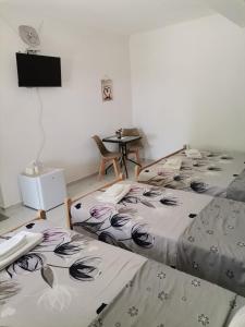 Postel nebo postele na pokoji v ubytování Rooms Kirovi - Star Dojran