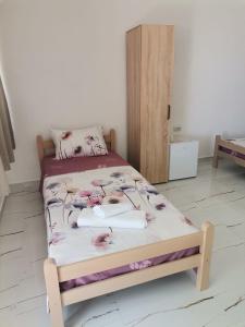 Postel nebo postele na pokoji v ubytování Rooms Kirovi - Star Dojran
