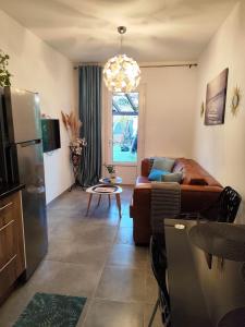 una sala de estar con un sofá y una mesa en Un havre de paix les pieds dans l'eau, en La Seyne-sur-Mer