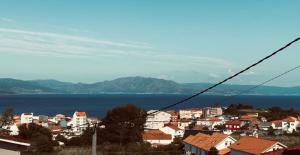 フィステーラにあるCasa Da Ramonaの水と建物の景色を望む街