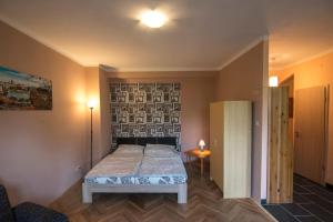 Un pat sau paturi într-o cameră la Dolce Rita Apartman