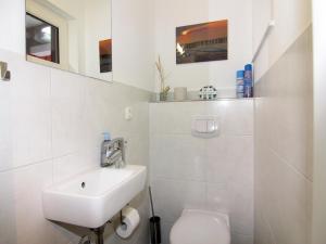 Ein Badezimmer in der Unterkunft Semi-detached house, Zingst