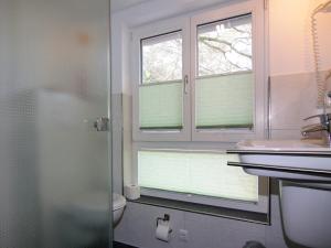 Ein Badezimmer in der Unterkunft Semi-detached house, Zingst