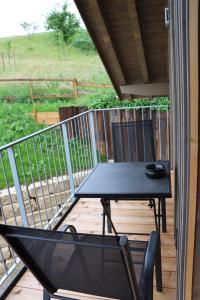 a black table on a porch with a table at cozy cube 1 Luxury Apartments, nah an der Messe, 30 Minuten zu den Bergen und Seen, 20 Minuten nach München in Glonn