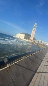 plaża z wieżą zegarową i oceanem w obiekcie Appartement moderne à Bourgogne 2 chambre w mieście Casablanca-Port