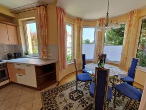 Gambar di galeri bagi Sunshine Beach House, DIREKT AM SEE, eigenes BOOT, Garten, Grill, WLAN di Szántód