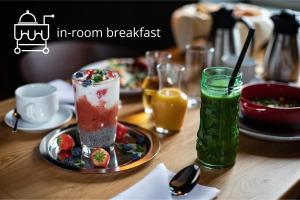 布拉格The Viaduct - Suites & More的桌子上摆着一盘食物和饮料