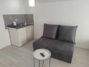 Kuchyň nebo kuchyňský kout v ubytování Apartmani Hub