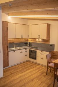 Kuchyň nebo kuchyňský kout v ubytování Pension-Appartement Sonnwend