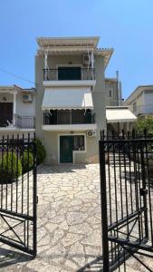 Το κτήριο όπου στεγάζεται  το διαμέρισμα