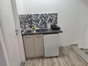Kuchyň nebo kuchyňský kout v ubytování Apartmani Hub