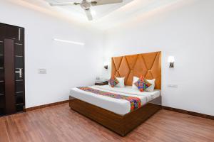 Voodi või voodid majutusasutuse FabHotel Golden Key Inn Near Rajouri Garden toas