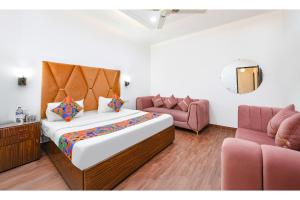 Postel nebo postele na pokoji v ubytování FabHotel Golden Key Inn Near Rajouri Garden