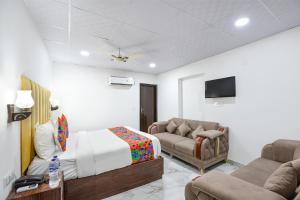 Televiisor ja/või meelelahutuskeskus majutusasutuses FabHotel Golden Key Inn Near Rajouri Garden