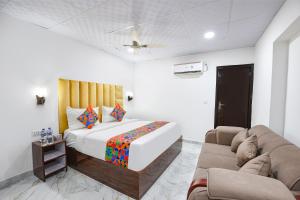 Voodi või voodid majutusasutuse FabHotel Golden Key Inn Near Rajouri Garden toas