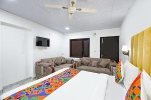 Voodi või voodid majutusasutuse FabHotel Golden Key Inn Near Rajouri Garden toas