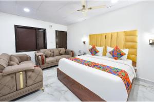 Voodi või voodid majutusasutuse FabHotel Golden Key Inn Near Rajouri Garden toas