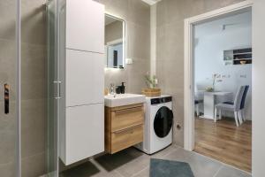 um banheiro com pia e máquina de lavar em Charming sparcle in Dalmatia em Zadar