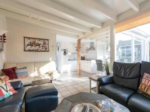 un salon avec un canapé et une table dans l'établissement Bungalow in Sint Maartenszee near Beach, à Sint Maartensvlotbrug