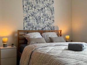 Un dormitorio con una cama grande con una pared. en Cozy appartement 2 chambres au coeur de Palaiseau 8min RER B à pieds, en Palaiseau