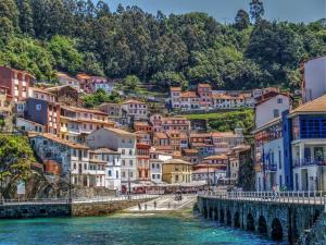 a town with a bridge over a body of water at La Casina del Pintor in Robledo
