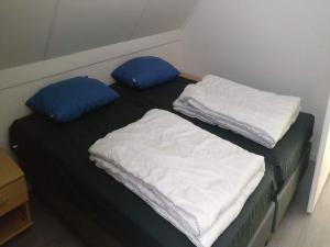 En eller flere senge i et værelse på Lovely bungalow with garden